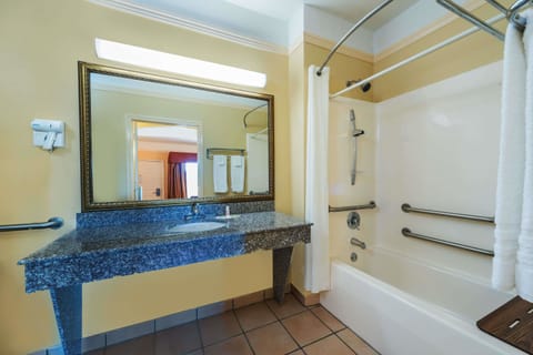 Combined shower/tub, free toiletries, hair dryer, towels