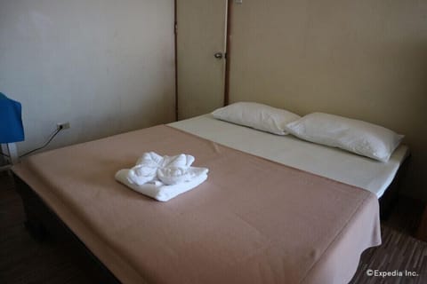 Deluxe Room (Aircon) | Blackout drapes, bed sheets