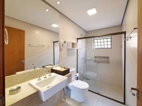 Deluxe Twin Room | Bathroom | Shower, hair dryer, towels