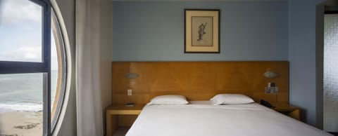 Master Suite, Ocean View | Minibar, desk, free WiFi, bed sheets