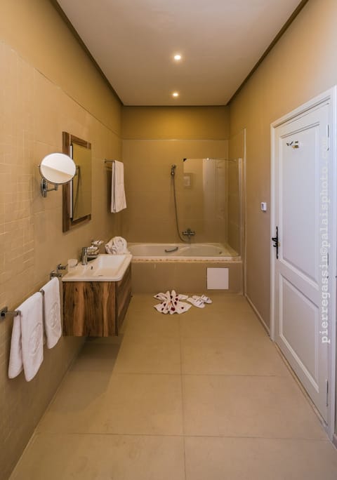 Superior Double Room | Bathroom | Shower, free toiletries, hair dryer, towels