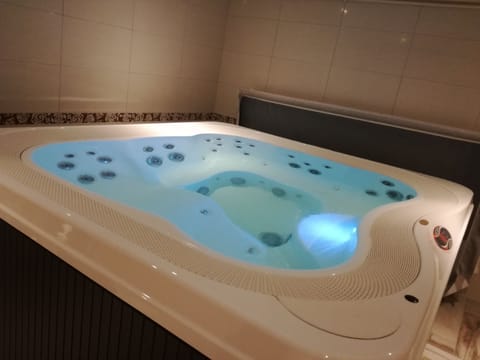 Indoor spa tub