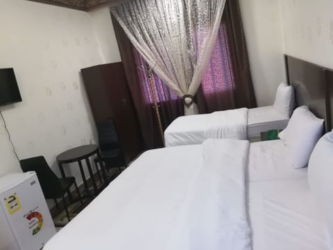 Triple Room | Blackout drapes, free WiFi, bed sheets