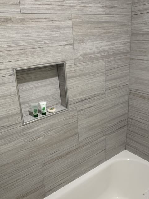 Deluxe Queen | Bathroom | Combined shower/tub, free toiletries, hair dryer, towels