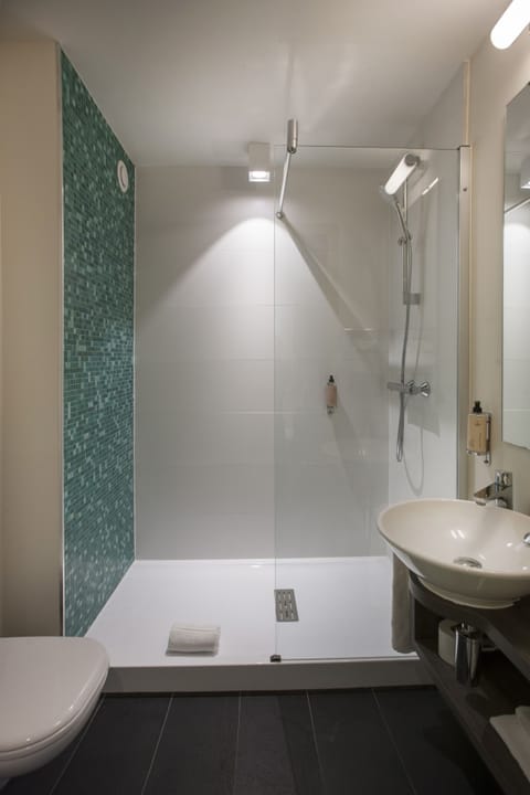 Standard Room, 1 Double Bed | Bathroom | Combined shower/tub, eco-friendly toiletries, towels