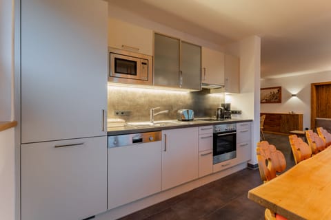 Alpine Dreams (add. final cleaning fee € 120,-) | Private kitchen | Full-size fridge, microwave, stovetop, dishwasher