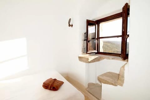 In-room safe, desk, bed sheets