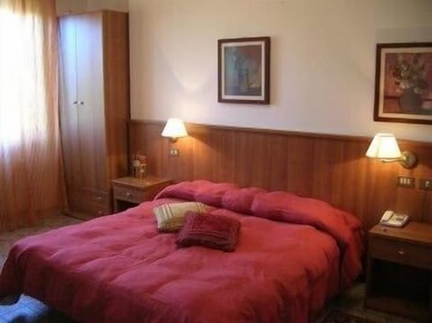 Desk, cribs/infant beds, rollaway beds, free WiFi