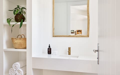 Writers Room | Bathroom | Shower, designer toiletries, hair dryer, towels