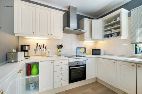 Apartment, 1 Bedroom (126F no special views) | Private kitchen | Full-size fridge, microwave, coffee/tea maker, electric kettle