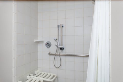 Combined shower/tub, free toiletries, hair dryer, towels