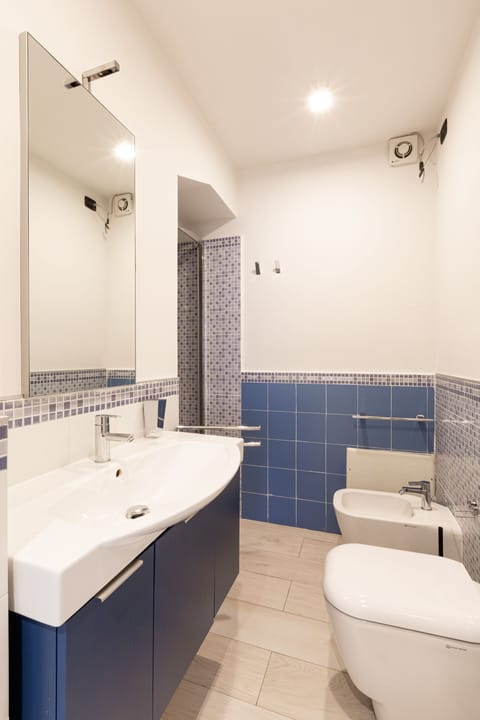 Triple Room | Bathroom | Designer toiletries, hair dryer, bidet, towels