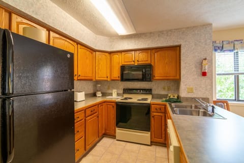 Condo, 2 Bedrooms | Private kitchen