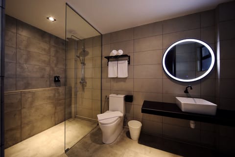 Premium King | Bathroom | Shower, hair dryer, bidet, towels