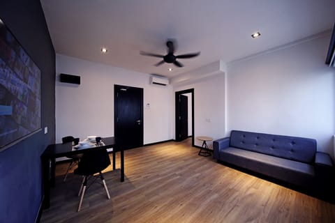 Executive Suite | Living area | Smart TV, Netflix, streaming services