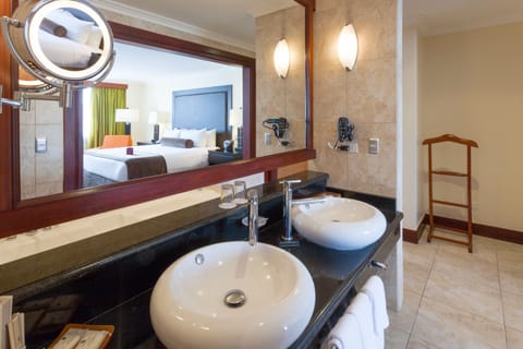 Presidential Suite, Non Smoking | Bathroom | Shower, free toiletries, hair dryer, towels