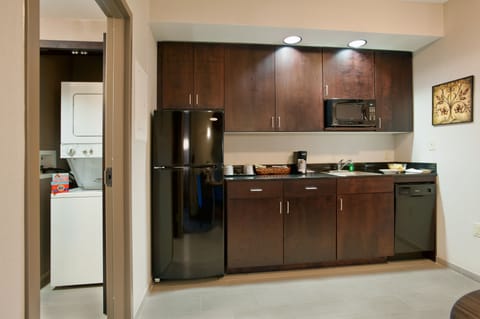 Premium bedding, desk, iron/ironing board, free cribs/infant beds