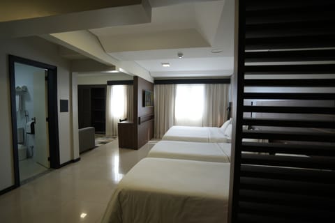 Premium Room | Minibar, in-room safe, desk, blackout drapes