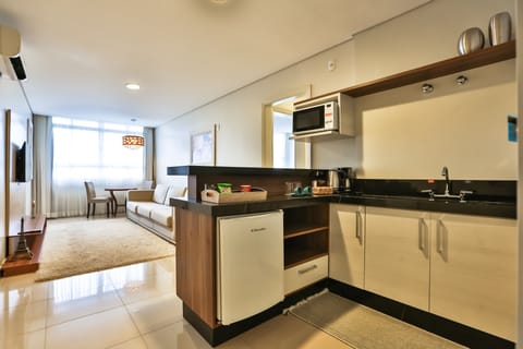 Suite (Master) | Private kitchen | Microwave, electric kettle, cookware/dishes/utensils