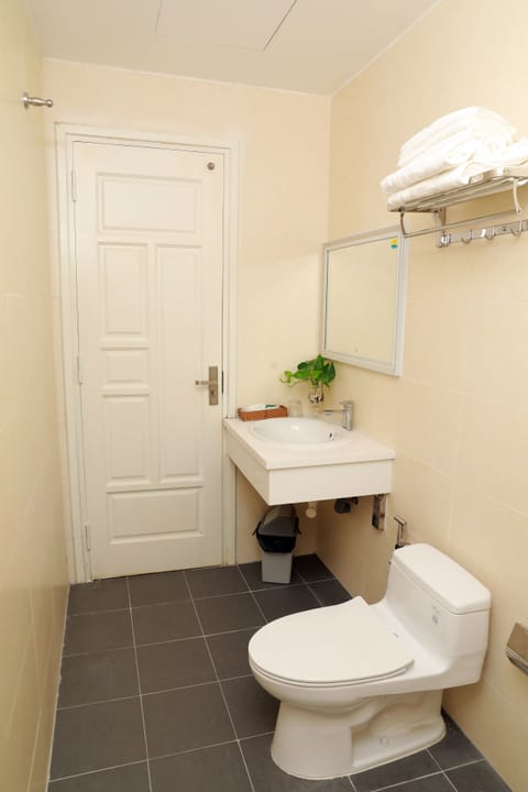 Triple Room | Bathroom | Shower, free toiletries, hair dryer, slippers