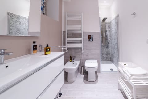 Comfort Double Room, City View (Suite reale) | Bathroom | Free toiletries, hair dryer, slippers, towels