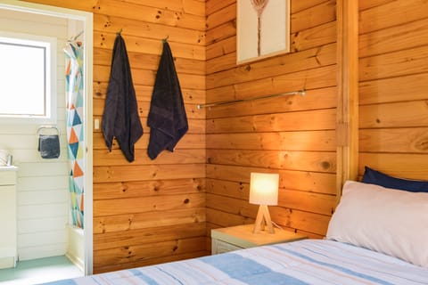 Room, 1 Queen Bed, Ensuite | Individually decorated, individually furnished, iron/ironing board