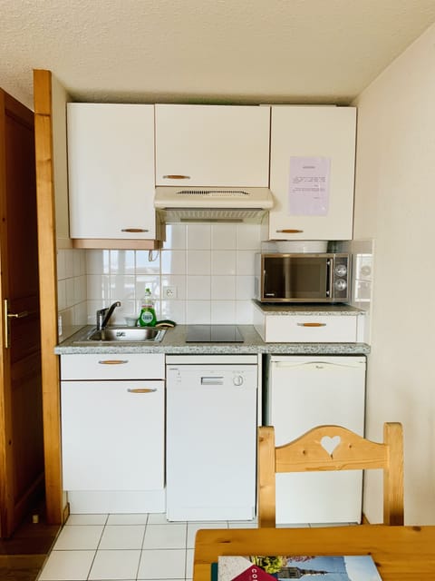 Apartment (4 Pers) | Private kitchen | Fridge, microwave, stovetop, dishwasher