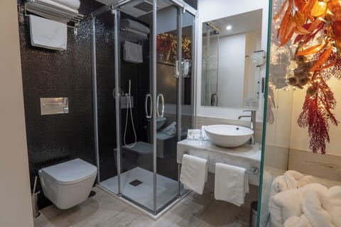 Habitación Doble con Jacuzzi | Bathroom | Free toiletries, hair dryer, slippers, towels