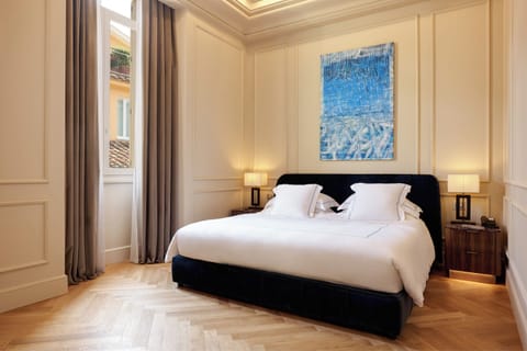 Suite (Art) | Premium bedding, down comforters, pillowtop beds, minibar