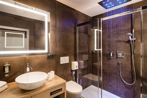 Bathtub, free toiletries, hair dryer, bathrobes