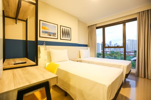 Standard Twin Room | Minibar, blackout drapes, free WiFi, bed sheets