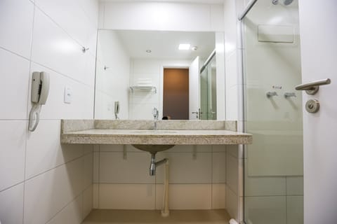 Standard Double Room | Bathroom | Shower, free toiletries, towels