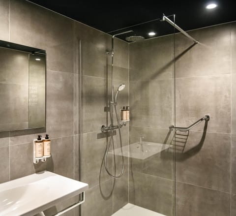 Privilege, Room, 1 Double Bed | Minibar, in-room safe, desk, blackout drapes