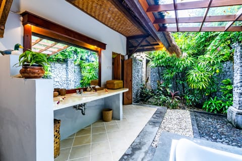 Deluxe Bungalow, 1 Bedroom | Bathroom shower