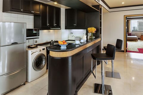 Executive Room | Private kitchen | Mini-fridge, electric kettle