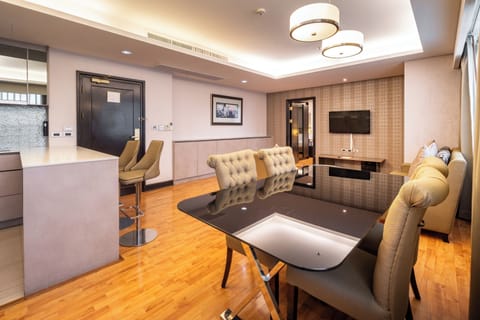 Grand Suite Connected | Living area | 32-inch flat-screen TV with satellite channels