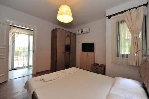 Deluxe Double Room, 1 King Bed, Private Bathroom, Garden View | In-room safe, individually decorated, individually furnished, desk