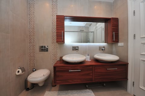 Exclusive Suite, Pool View | Bathroom | Shower, rainfall showerhead, designer toiletries, hair dryer