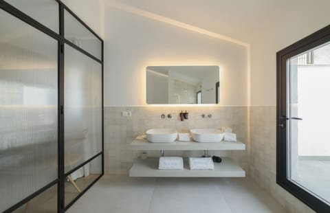 Junior Suite, Terrace | Bathroom | Shower, free toiletries, hair dryer, towels