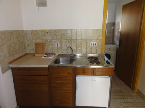 Apartment, 2 Bedrooms (2) | Private kitchenette | Fridge, oven, stovetop, cookware/dishes/utensils