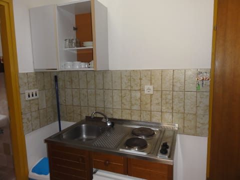 Apartment, 2 Bedrooms (1) | Private kitchenette | Fridge, oven, stovetop, cookware/dishes/utensils