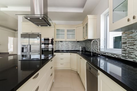 Superior Villa, 3 Bedrooms, Non Smoking, Kitchen | Private kitchen | Full-size fridge, microwave, oven, stovetop