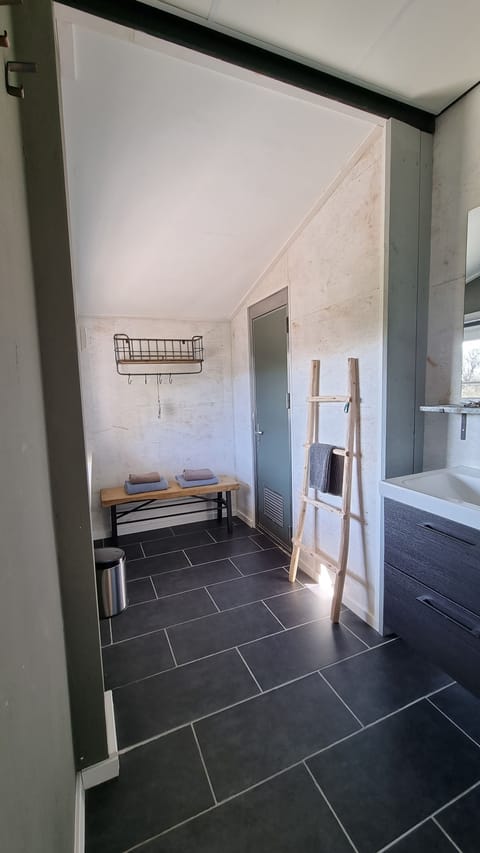 Comfort Cabin | Bathroom | Towels, toilet paper