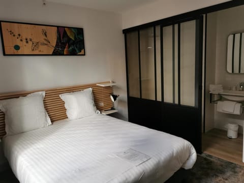 Desk, laptop workspace, soundproofing, free WiFi