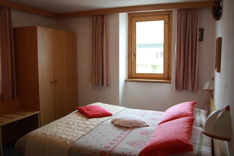 Frette Italian sheets, premium bedding, desk, free cribs/infant beds