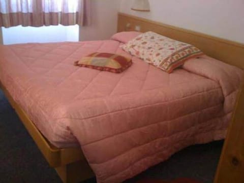 Frette Italian sheets, premium bedding, desk, free cribs/infant beds