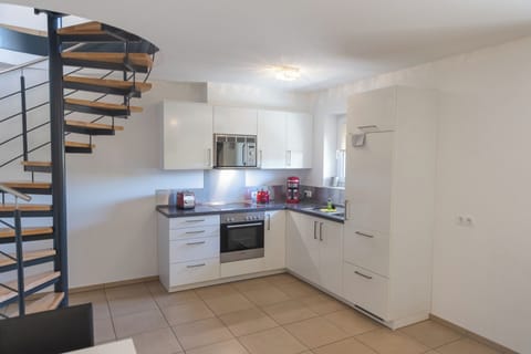 Suite Apartment | Private kitchen | Full-size fridge, microwave, coffee/tea maker, electric kettle