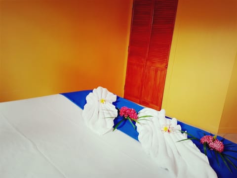 Guest House | In-room safe, individually decorated, individually furnished