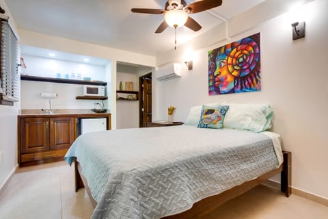 Comfort Studio | In-room safe, blackout drapes, iron/ironing board, free WiFi