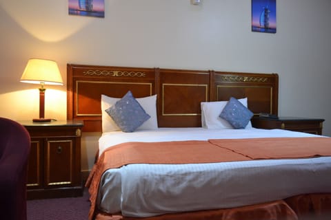 Deluxe Suite | Desk, iron/ironing board, free WiFi, bed sheets